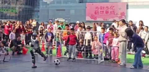 深圳少年足球场新伙伴：Booster 人形机器人登场 ⚽️🤖