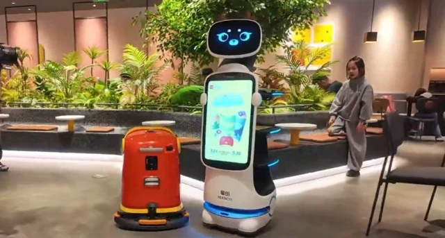 麦当劳上海新“员工”：送薯条的人形机器人正式上岗 🤖🍟