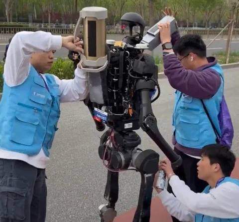 人形机器人马拉松补给站：冰块、润滑油与更换电池