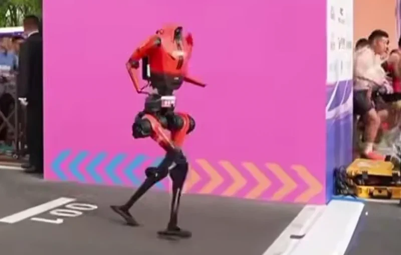 HONOR机器人打破人类半程马拉松纪录