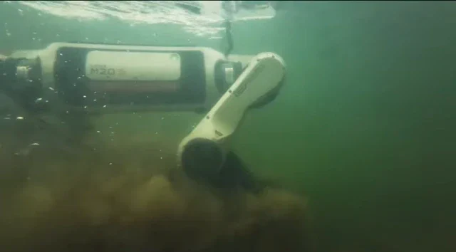 DEEP Robotics Lynx M20S 穿行池塘如履平地