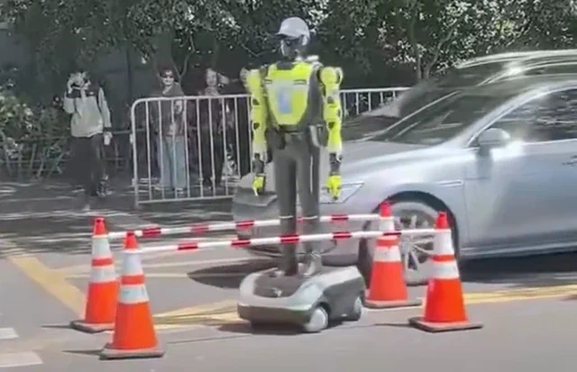 杭州部署人形机器人交警，交通锥感到威胁