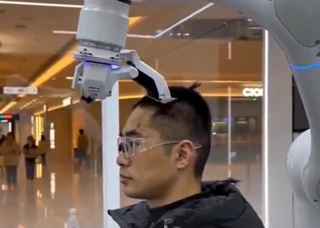 那个疯传的AI机器人理发师视频是假的 (抱歉)
