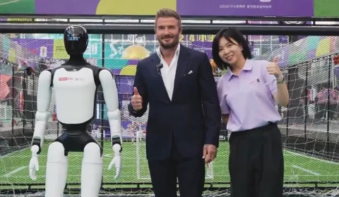 Agibot A3 人形机器人与大卫·贝克汉姆展开足球对决