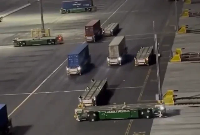 中国智能港口：机器人不停运转