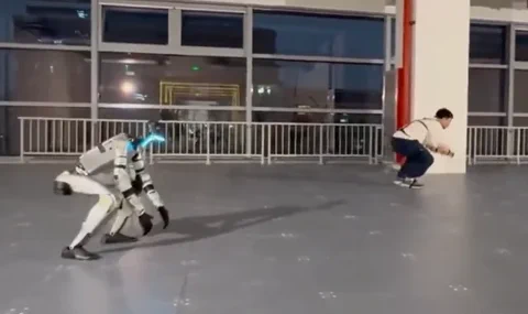 机器人影子人类：AI实时模仿人体动作