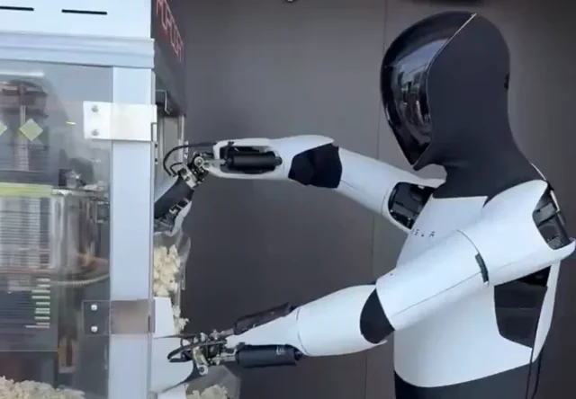 特斯拉Optimus机器人为餐厅顾客奉上美食