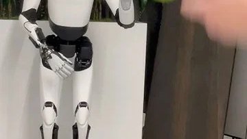 特斯拉Optimus机器人展示令人印象深刻的接球技能