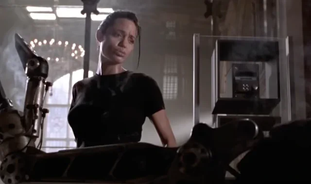 劳拉·克罗夫特大战杀手机器人：经典的AI安全时刻